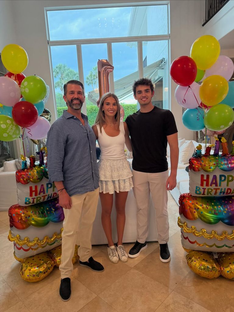 Kai posó feliz junto a su hermano Donnie y su padre, Donsl Trump Jr.