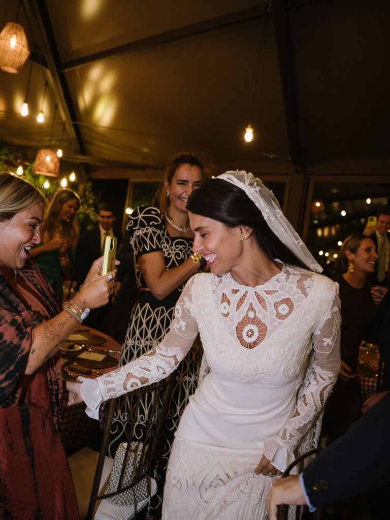 Andrea baila con sus amigas en el día de su boda con Jaime Martínez-Bordiú