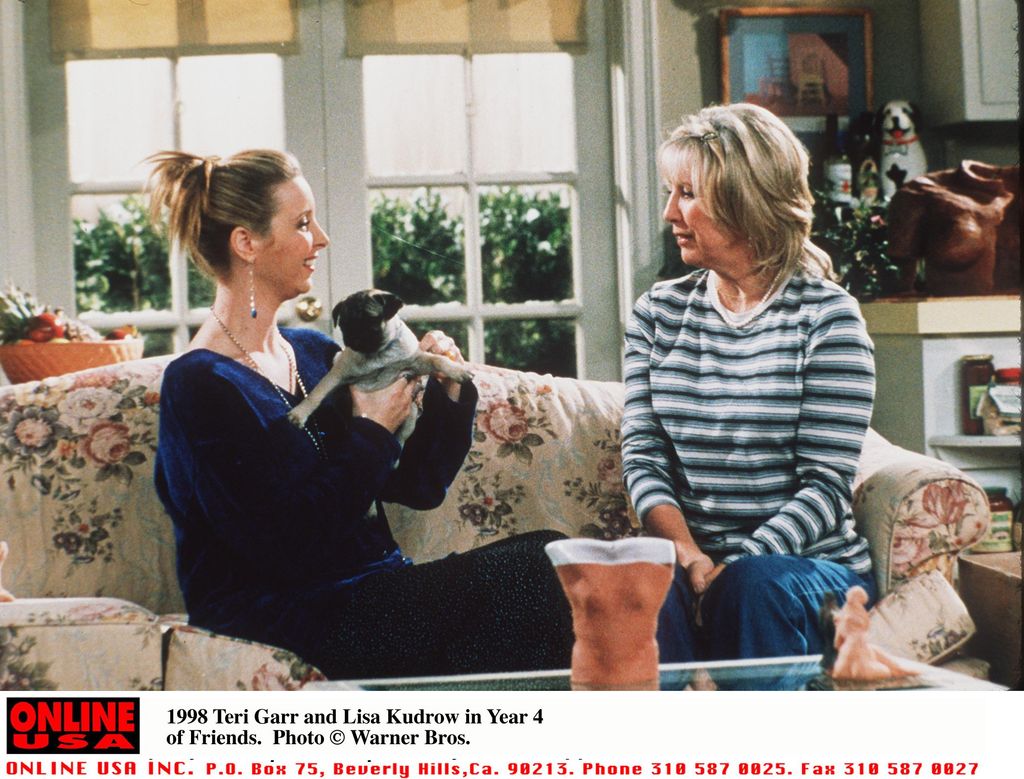 Plano medio de Lisa Kudrow y Teri Garr en 'Friends'