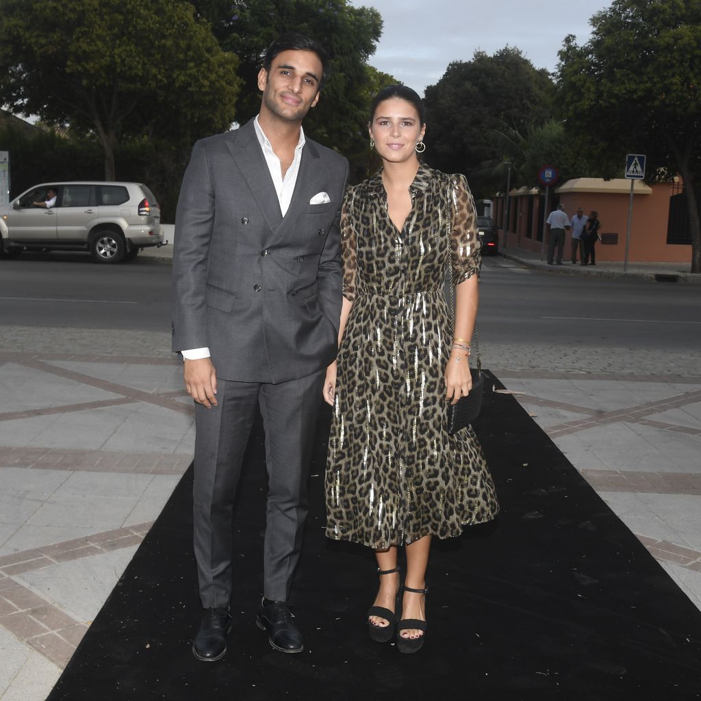 Cayetana Rivera Martinez de Irujo y su novio, Manuel Vega, en el desfile de Inés Domecq en Sevilla, en septiembre de 2022
