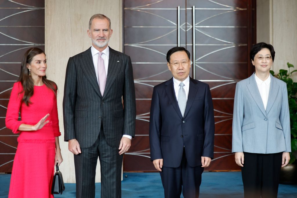 FELIPE VI Y LETIZIA SON RECIBIDOS POR LAS AUTORIDADES DE LA PROVINCIA DE SICHUAN EN SU PRIMER ACTO EN CHINA