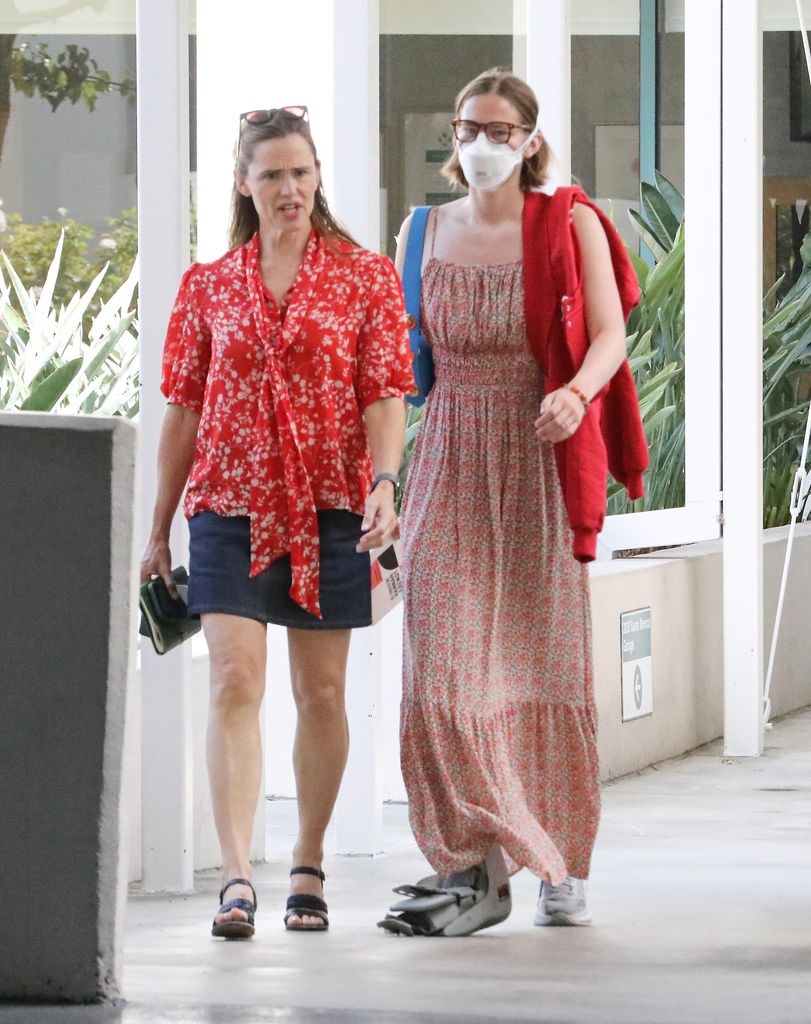 Jennifer Garner salió a almorzar con su hija, Violet Affleck, quien no llevaba su mascarilla habitual, lo que puso de manifiesto el gran parecido que tiene con su madre.