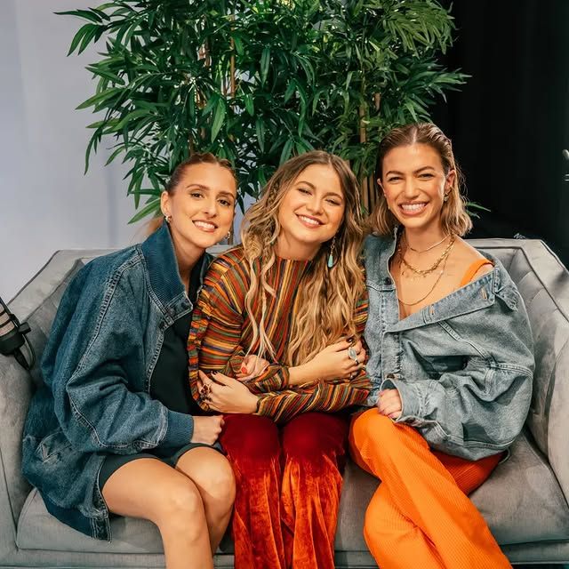 Eliane Gallero, Sofía Reyes y Stefi Roitman, juntas en el podcast en 2023.