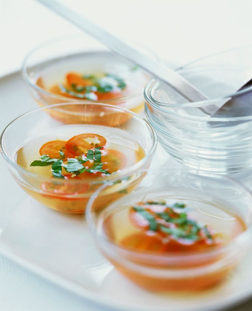 Agua de tomate con albahaca