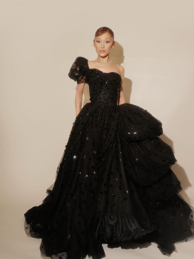 Ariana Grande impacta en Londres con un vestidazo de 1952 para la premier de Wicked