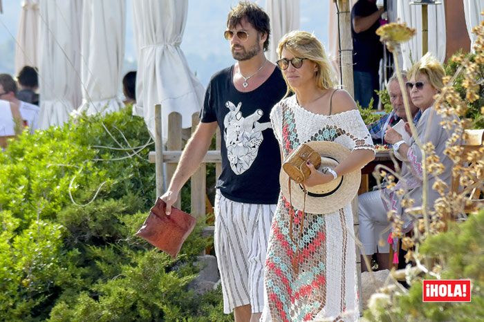 Raquel Meroño feliz y muy bien acompañada en su escapada a Ibiza tras su separación