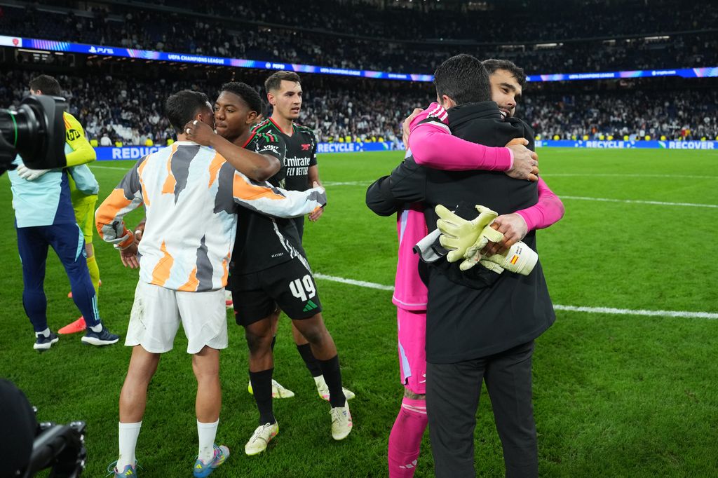 A la derecha, el abrazo de David Raya y Mikel Arteta al terminar el partido