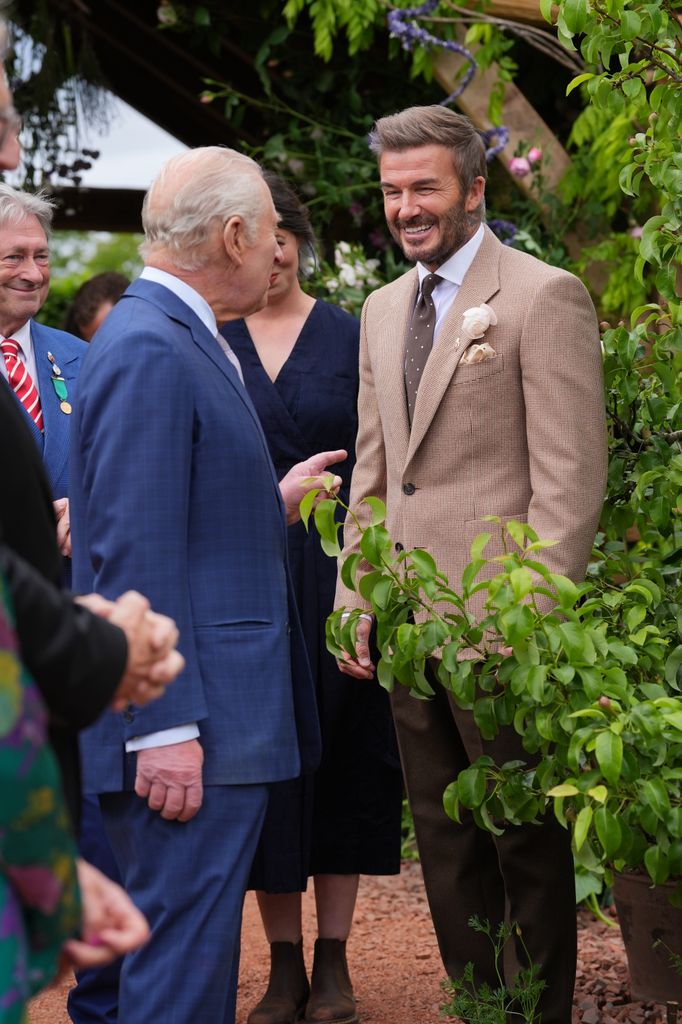 Momento de complicidad entre el monarca inglés y David Beckham 