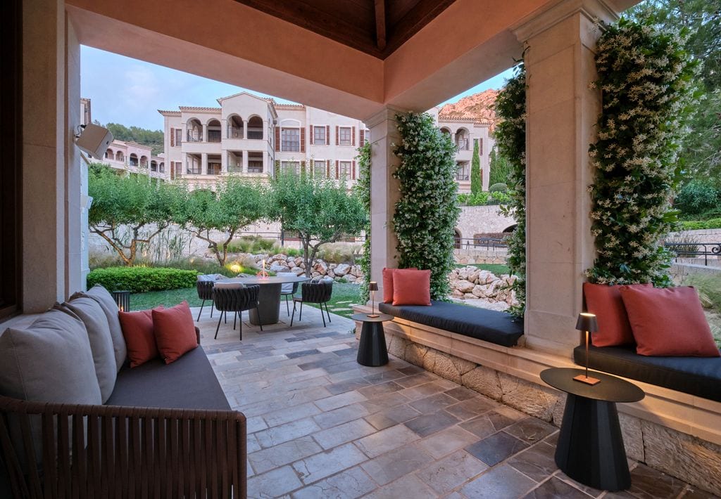 Zona exterior del restaurante. Al fondo, algunas de las estancias del hotel (distribuido en distintos espacios y zonas, como si fuera un pequeño pueblo mallorquín). 