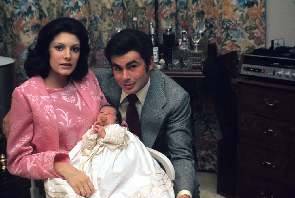 El torero Francisco Rivera y Carmen Ordóñez posan con su primer hijo, Fran Rivera, en la habitación infantil de su casa en Madrid