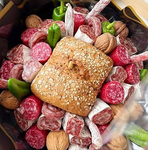 Laura Escanes recibe un ramo de fuet, salchichón, nueces y pimientos verdes