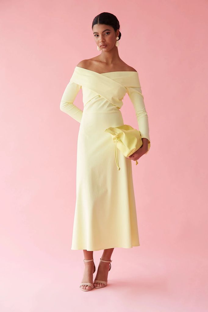 Vestido de invitada de color amarillo mantequilla