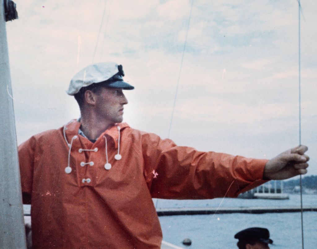 El rey Harald, de joven, a bordo de un barco
