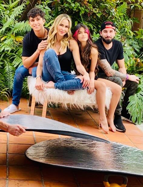 Aylín Mujica junto a sus hijos