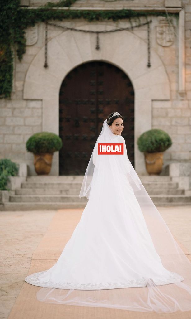 HOLA4120 PORTADA TAMARA FALCÓ VESTIDOS