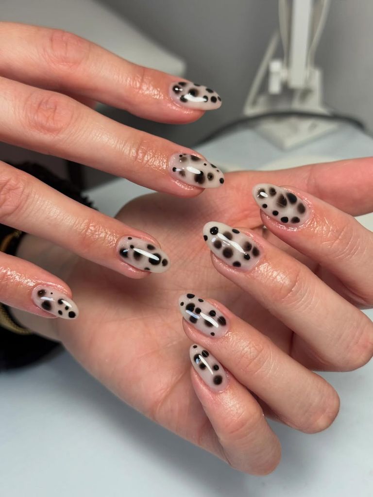 El estampado tipo dálmata ha ganado popularidad en el mundo del manicure, sin embargo, es importante pedirlo de la manera adecuada.