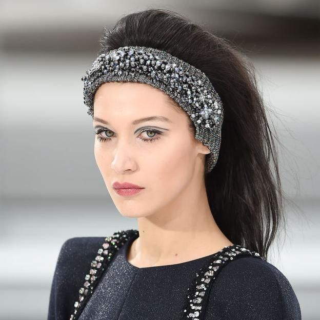 bella hadid con maquillaje de ojos grafico