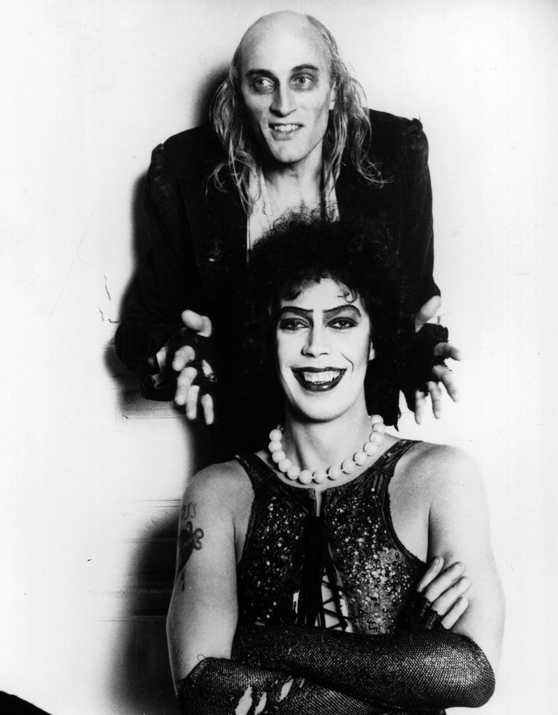 Tim Curry, sentado, posa con Richard O'Brien, su coestrella en el musical 'The Rocky Horror Picture Show', en una foto de 1975.