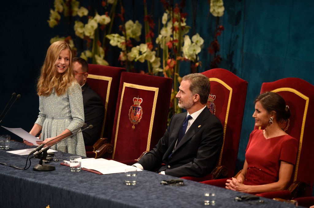 La princesa de Asturias pronuncia su primer discurso oficial junto a sus padres, el rey Felipe VI y la reina Letizia de España, durante la ceremonia de entrega de los Premios Princesa de Asturias 2019 en el Teatro Campoamor de Oviedo, el 18 de octubre de 2019