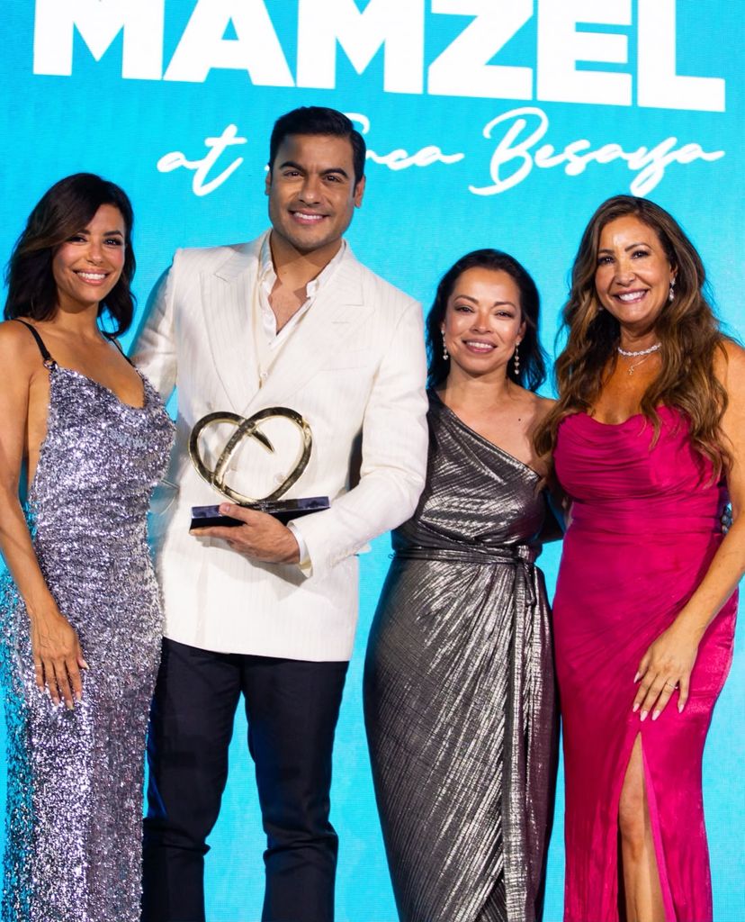 Longoria entregó el premio Global Gift Humanitarian Award a Carlos Rivera.