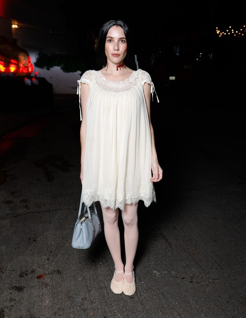 Emma Roberts disfrazada para Halloween 2025. 