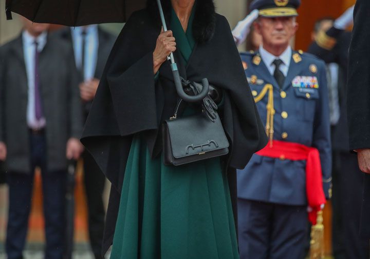 La reina Letizia aterriza en Croacia con su vestido verde Edimburgo que llevó en el homenaje al marido de Isabel II