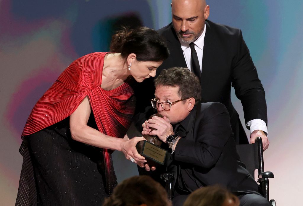 Michael J. Fox recibió de manos de Julianna Margulies el Premio Humanitario Bob Hope en la cere,onia de los Emmy.