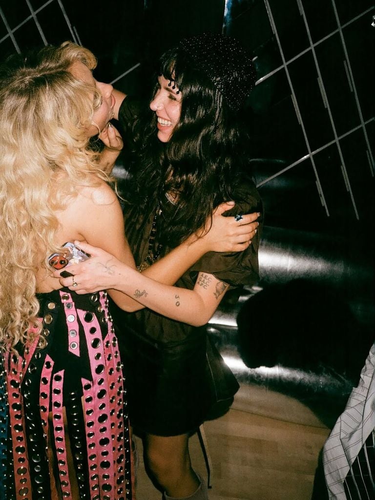 Sabrina Carpenter y Clairo en el 'after party' de los VMAs.