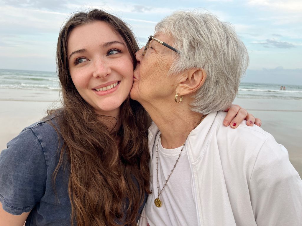 Abuela dando un beso a su nieta adolescente