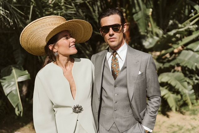 Look de invitada de boda de dos piezas con tocado