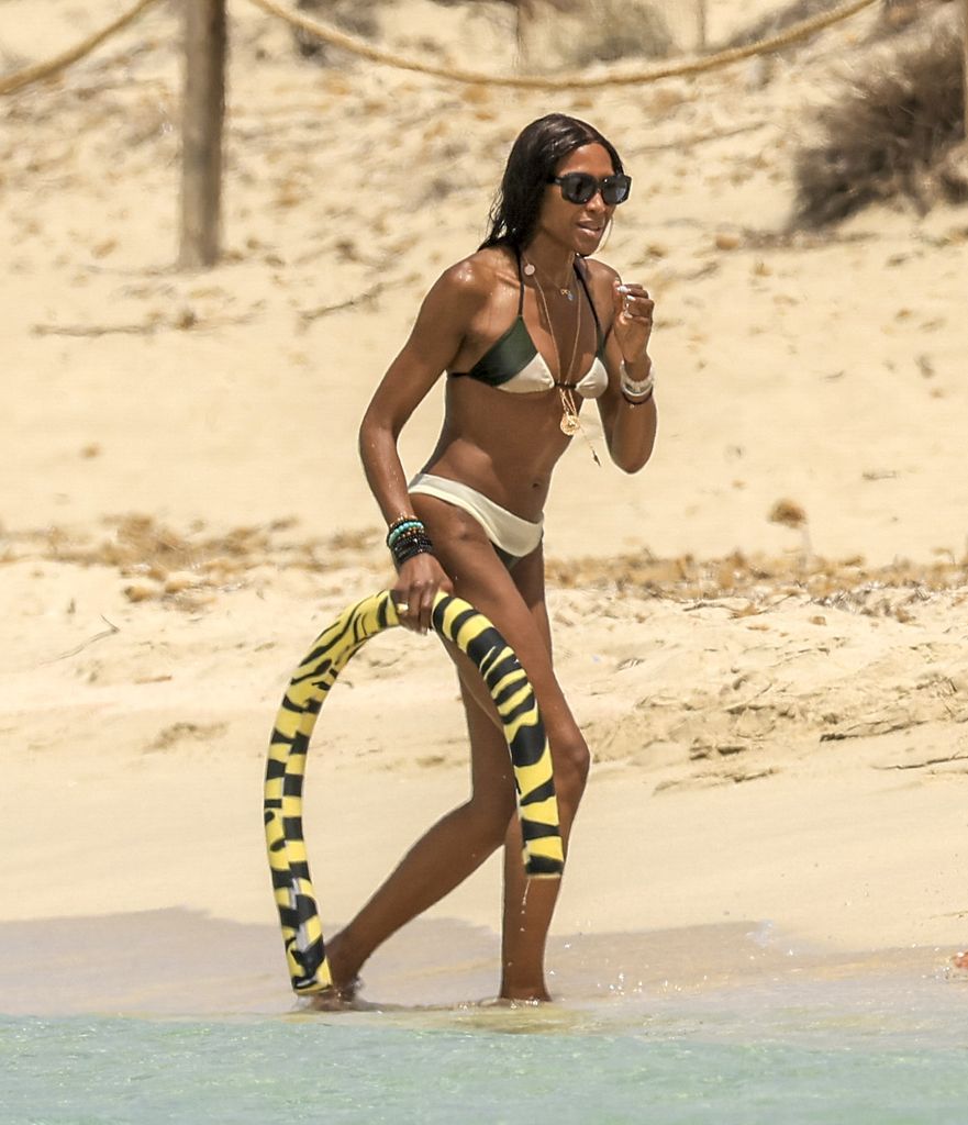 La supermodelo de 56 años presumió su increíble figura en bikini mientras disfrutaba del sol del Mediterráneo, demostrando una vez más por qué sigue siendo un ícono mundial de la moda.
