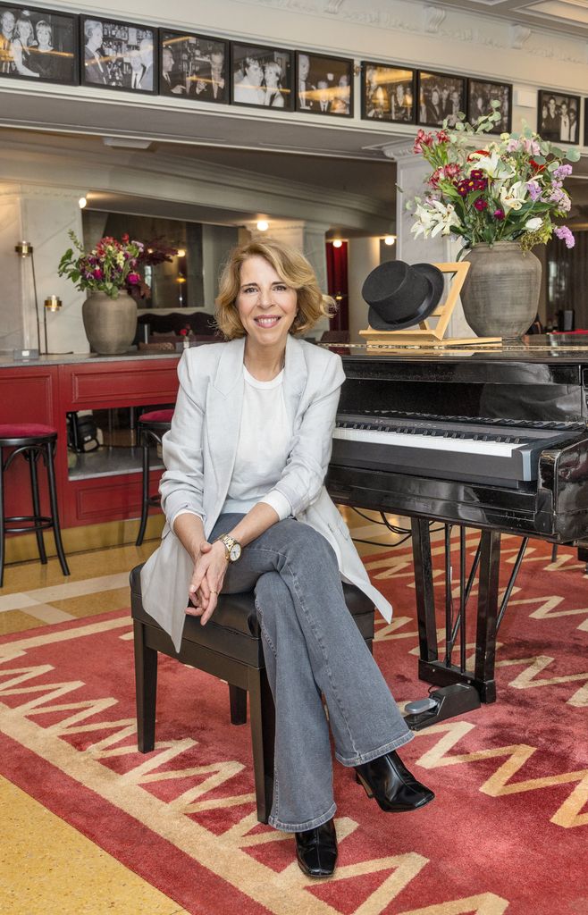 Soledad Giménez posando junto a un piano