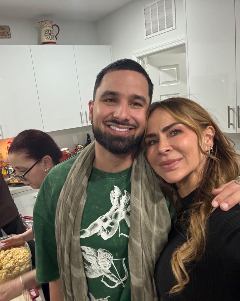 Aylín Mujica con su hijo Mauro, QEPD