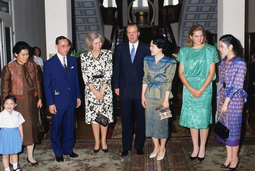 En aquel viaje que hicieron a Tailandia hace 37 años, Juan Carlos I y doña Spfía estuvieron acompañados por su hija mediana, la infanta Cristina, aquí posando en el Palacio de Chitralada con el rey Bhumibol Adulyadej (1927-2016) y su familia