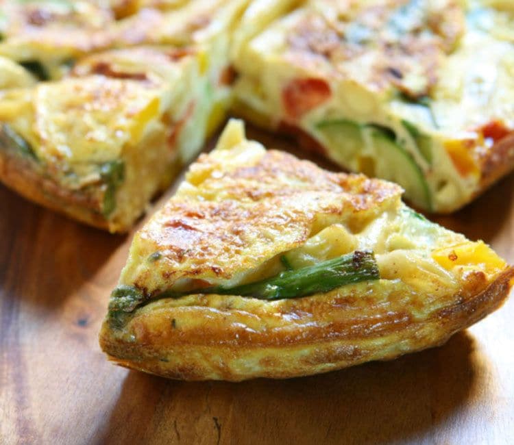 Tortilla de patatas, espárragos y pimientos
