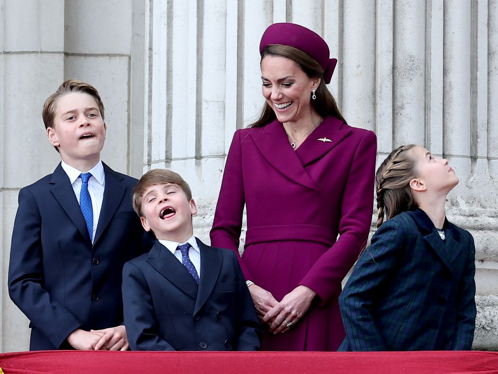El príncipe George, el príncipe Louis y la princesa Charlotte, con su madre la princesa Kate en el balcón del Palacio de Buckingham durante el desfile militar en el 'VE Day' (Día de la Victoria en Europa) para conmemorar el 80a. aniversario de la victoria, tras la Segunda Guerra  Mundial