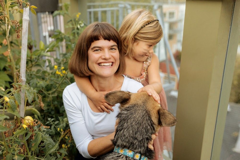McLean DeWolfe, doctora en Química por la Universidad de California y periodista científica, junto a su hija, Rosy