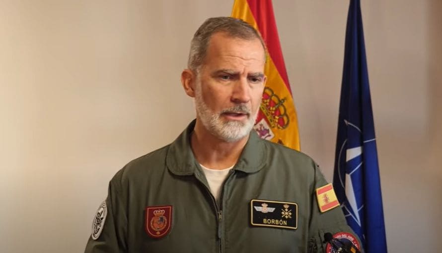 Plano medio del Rey Felipe VI compareciendo para dar su pésame a las víctimas de la DANA