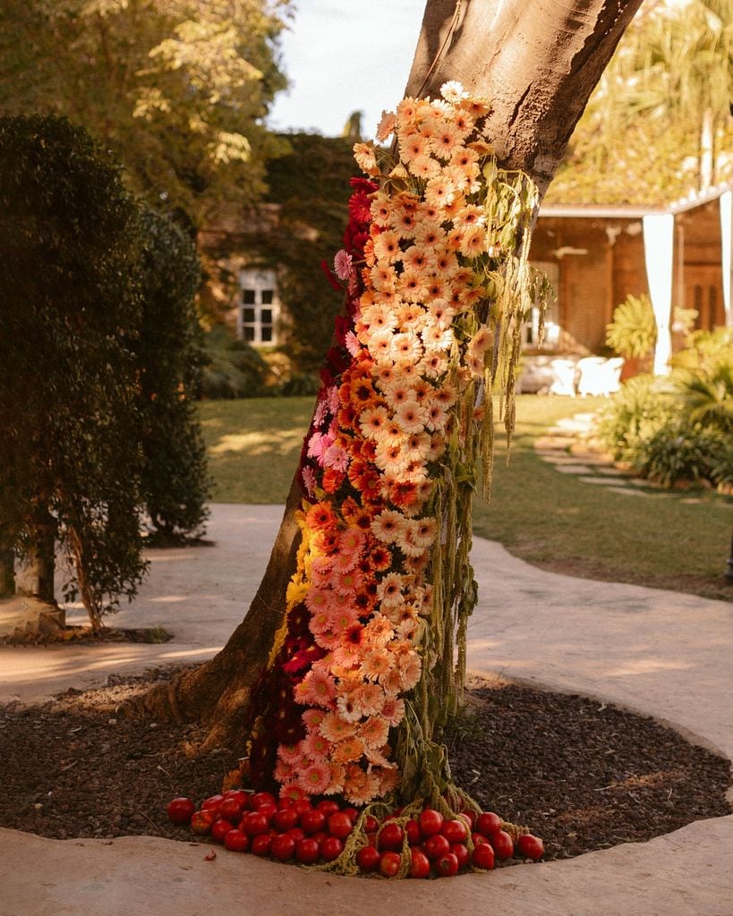 Decoración de boda con gerberas en escala de color