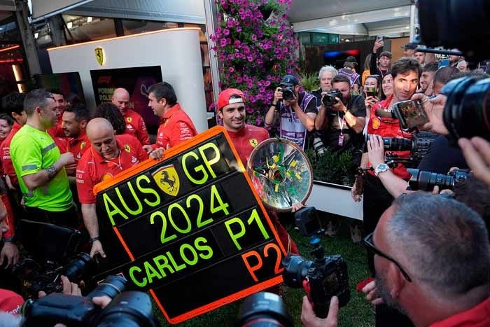 El corredor estaba visiblemente emocionado al bajarse de su Ferrari