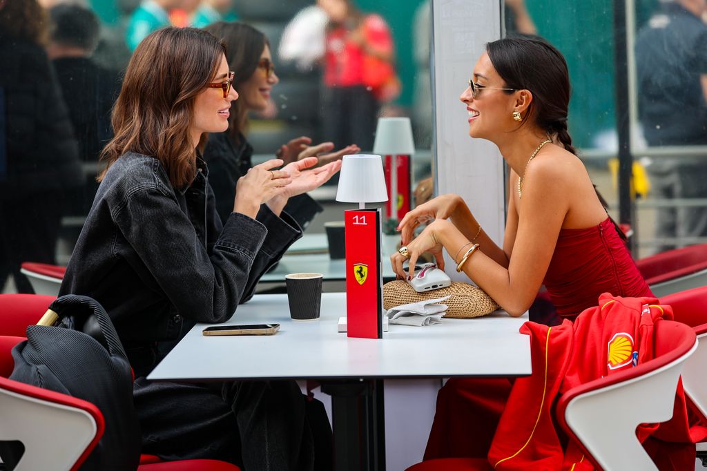 Rebecca Donaldson y Alexandra Saint Mleux, en el Gran Premio de México de 2024