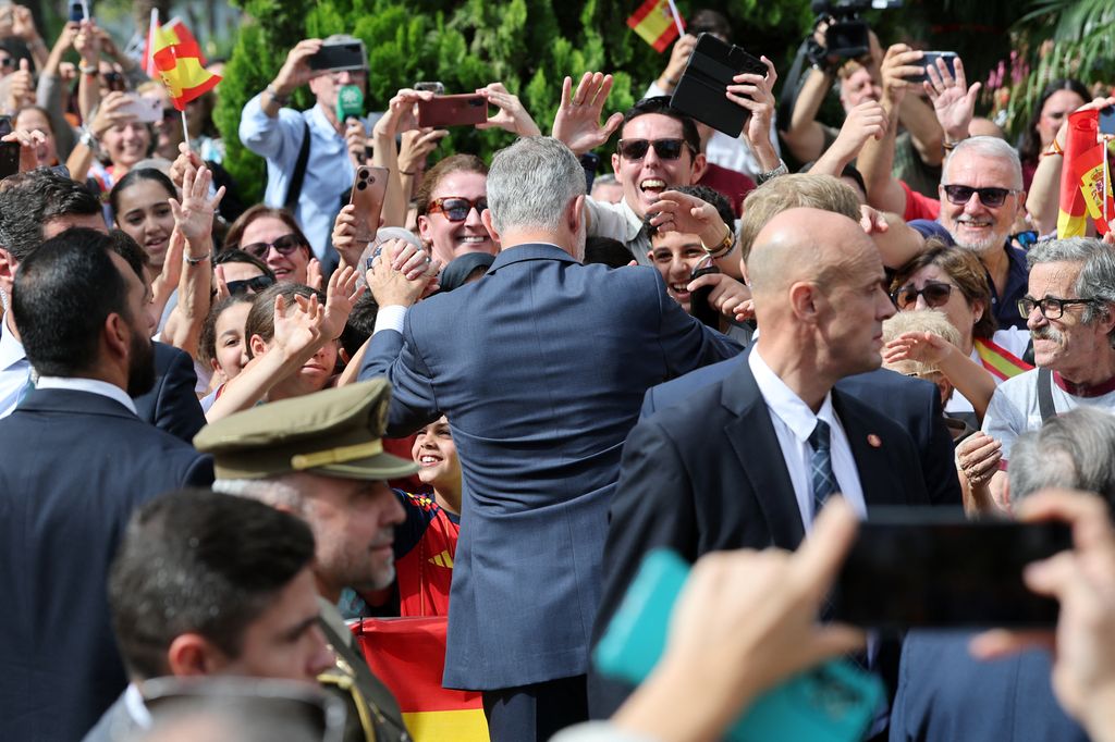 La multitud de Ceuta se agolpa por saludar al rey Felipe VI