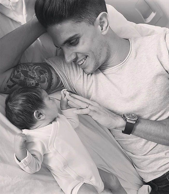 Marc Bartra con su hija Abril 