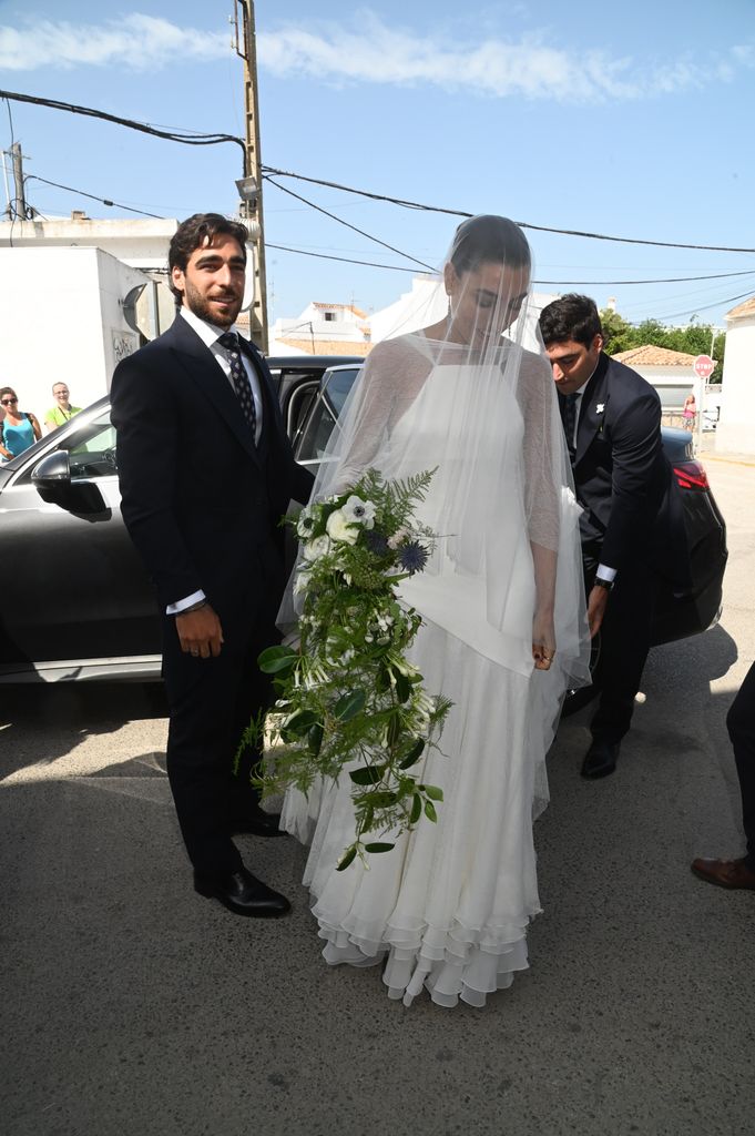 Claudia Ula llegando a la iglesia con sus hermanos
