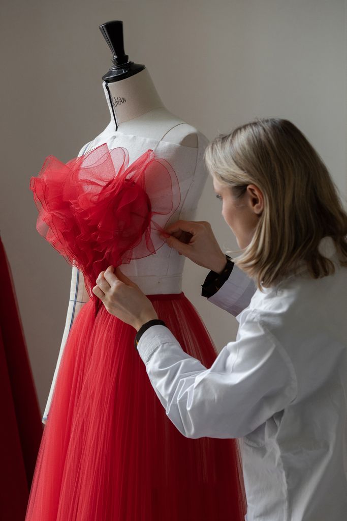 Creación de Dior del vestido de Jenna Ortega para el Festival de Venecia