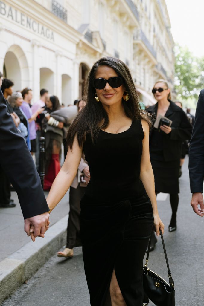 Salma Hayek luce espectacular en su paso por París.