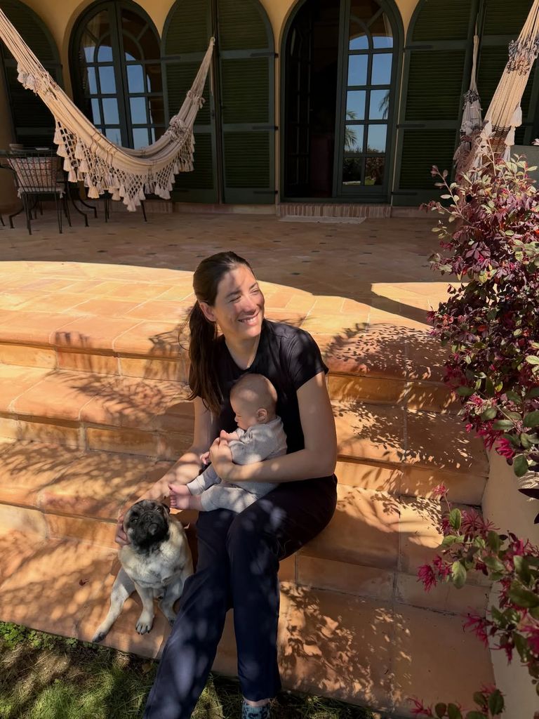 Garbiñe Muguruza, sentada en el porche de su jardín con su bebé y su perro