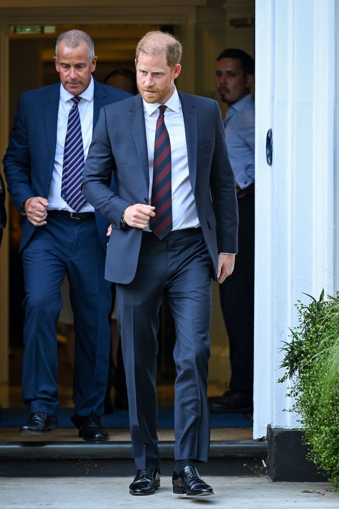 El príncipe Harry abandona Chatham House tras asistir al encuentro "The Invictus Games Foundation Conversation: From Policy to Practice", celebrado el 7 de julio de 2026 en Londres, Inglaterra