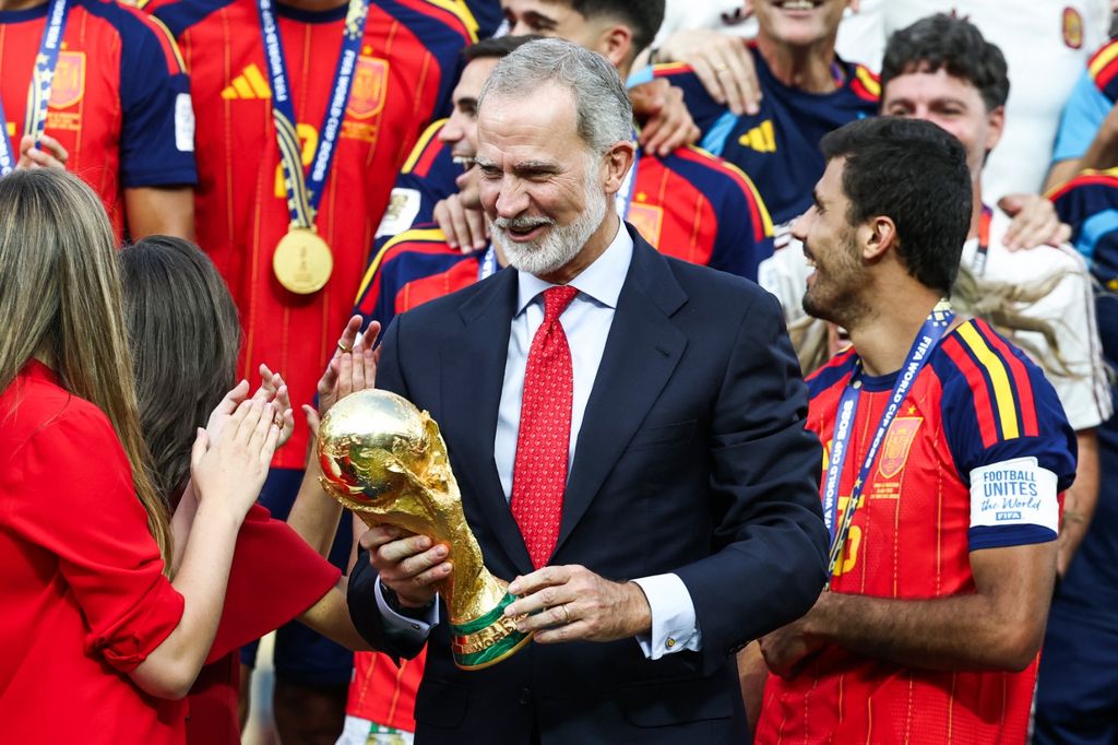 Felipe VI con la copa, tras la victoria de España en la final del Mundial 2026