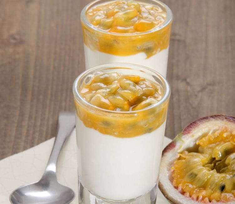 Yogur con fruta de la pasión, miel y un toque de curry